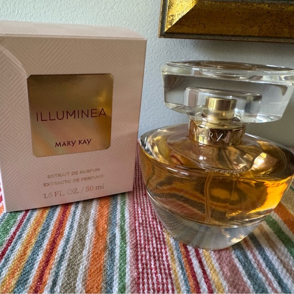 Mary Kay Illuminea Gold Perfume - Picture 2 of 5